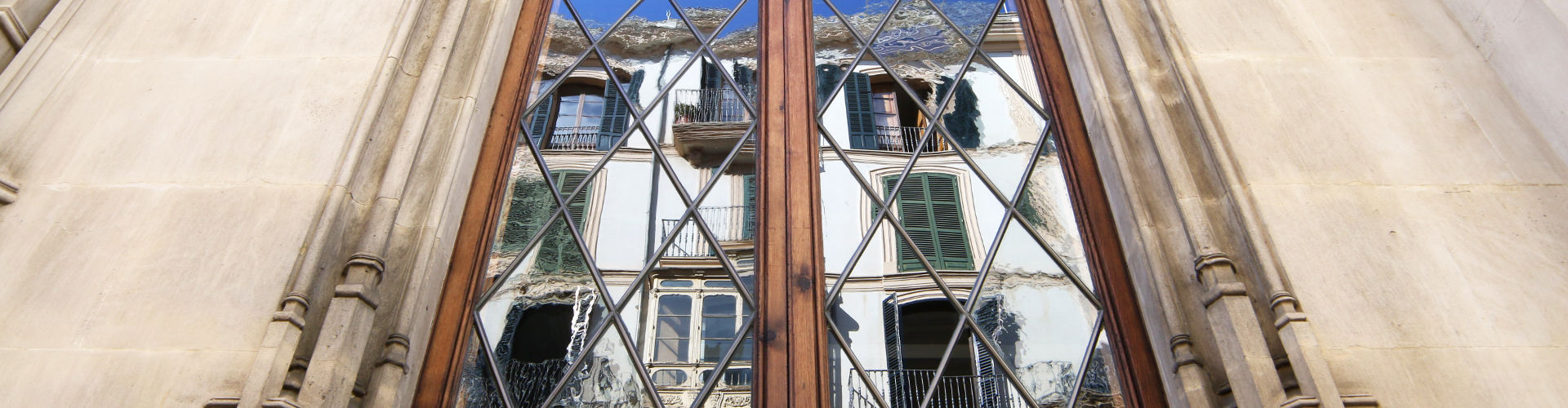 Finestra de la façana de la seu del Consell Insular de Mallorca